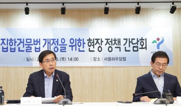 박상기 법무부 장관(왼쪽)이 8월 16일 서울시 영등포구 서울하우징랩에서 열린 집합건물법 개정을 위한 현장 정책 간담회에서 의견을 나누고 있다.박원순 서울시장(오른쪽) (사진=법무부)