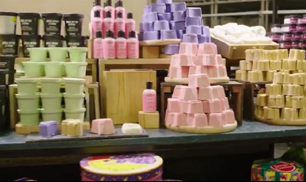 러쉬(LUSH)제품들이 포장되지 않은 상태로 진열되어 있다 (사진=러쉬코리아 공식 인스타그램)