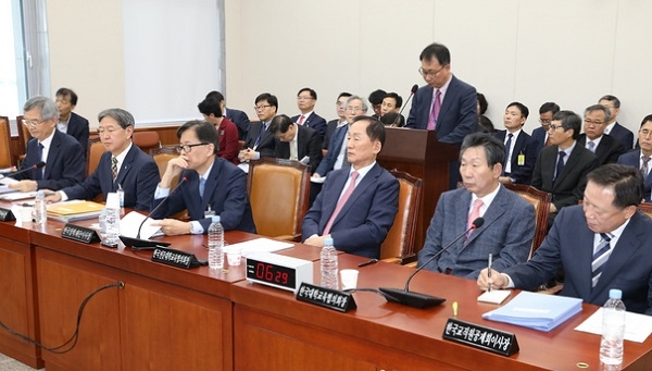 2018 국정감사모습. 교육위원회의 한국전문대학교육협의회 등에 대한 국정감사가 열리고 있다. 이정우(왼쪽에서 3번째) 한국장학재단이사장도 참석했다.