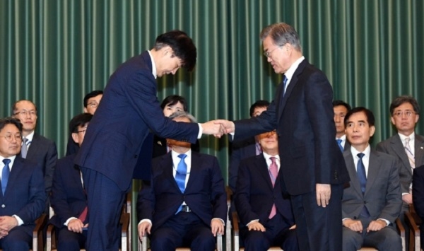 문재인 대통령이 9일 청와대 본관에서 조국 신임 법무부 장관에게 임명장을 수여한 후 악수하고 있다(사진=뉴시스)