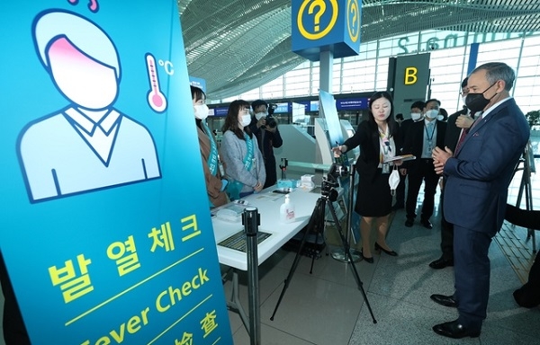 해리 해리스 주한미국대사가 11일 인천국제공항 제2터미널에서 미국노선 출국검역 강화 준비 상황에 대한 현장참관을 하고 있다(사진=뉴시스)