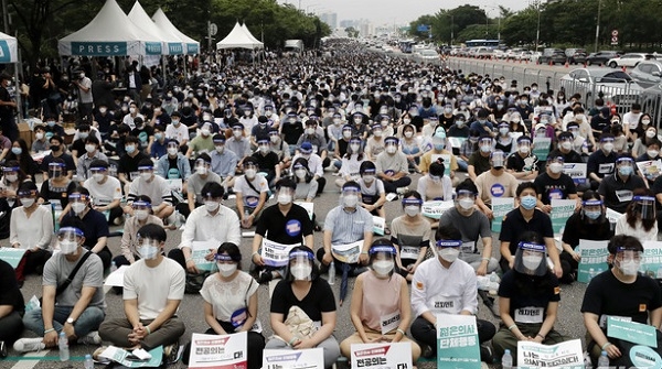 집단휴진에 나선 대한전공의협의회가 7일 서울 여의도 공원에서 집회를 열고 침묵 시위를 하고 있다.(사진=뉴시스)