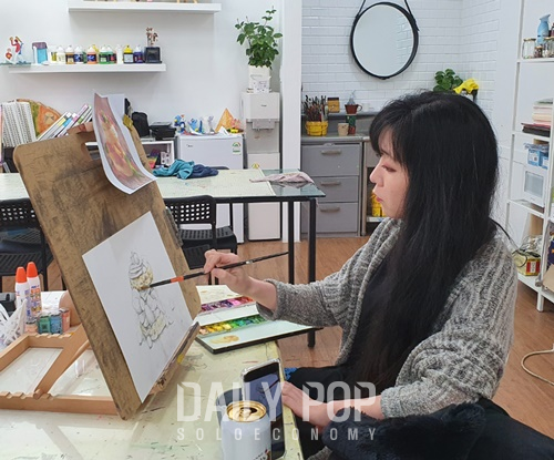 박주은 작가가 작품 활동을 하고 있다.