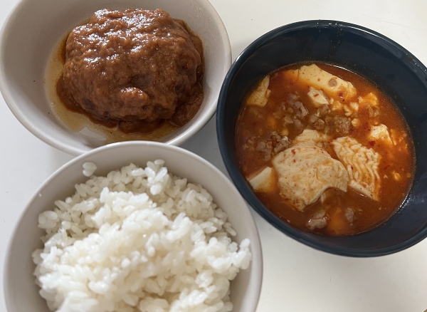 순두부찌개와 시판 함박스테이크를 먹었다.