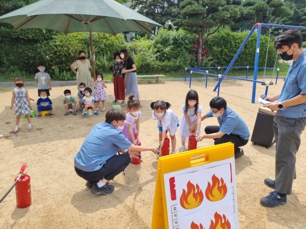 경기 화성시 향남제약공단 어린이집에서 열린 ‘환경안전 교육’ 코스맥스 직원들이 원생들에게 소화기 사용법을 가르치고 있다