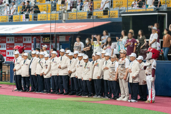 25일 6·25 참전용사들이 고척 스카이돔에서 열린 '영웅을 향하여! Stand up for Heroes!' 행사에 참여하고 있다.