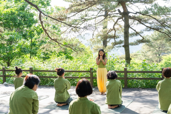 ‘풀무원지구식단’ 모델 이효리가 10~11일 1박 2일간 충북 괴산에 위치한 풀무원 임직원 연수센터 ‘풀무원아카데미’에서 열린 ‘스테이풀무원(Stay Pulmuone)’ 행사에서 ‘이효리와 함께하는 요가 클래스’의 스페셜 강사로 나서 참가자들에게 요가 꿀팁을 전수하고 있다.