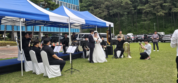 옛 경기도청 잔디마당에서 진행된 예식 현장(사진=경기도)