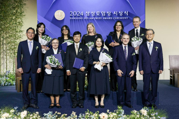 삼성호암상 수상자들과 행사 참석자들이 5월 31일 서울신라호텔 다이너스티홀에서 열린 ‘2024 삼성호암상 시상식’에서 기념 촬영을 하고 있다.(앞줄 왼쪽부터) 이재용 삼성전자 회장, 사회봉사상 제라딘 라이언 아일랜드 성골롬반외방선교수녀회 수녀, 의학상 피터 박 하버드의대 교수 부부, 랜디 셰크먼 UC버클리 교수, 김황식 호암재단 이사장(뒷줄 왼쪽부터) 공학상 이수인 워싱턴대 교수, 예술상 한강 소설가, 과학상 물리·수학부문 킴벌리 브릭먼 美 국립표준기술연구소 연구원(故 남세우 美 국립표준기술연구소 연구원 대리 수상, 배우자), 과학상 화학·생명과학부문 혜란 다윈 뉴욕대 교수 부부