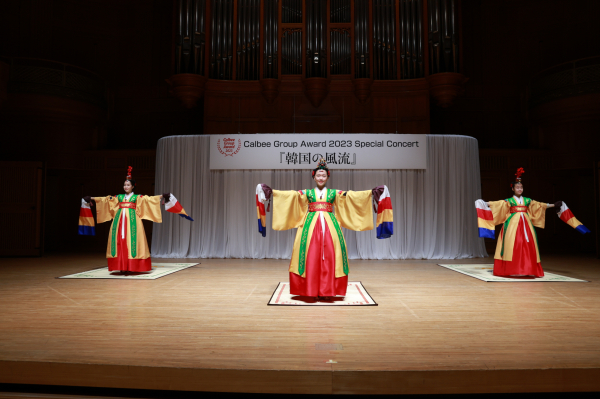 크라운해태제과가 7월 5일 일본 오사카에서 개최한 ‘2024 한국의 풍류 오사카 특별 공연’에서 화동정재 한음영재들이 궁중무용 ‘춘앵전(春鶯囀)’을 공연하고 있다.