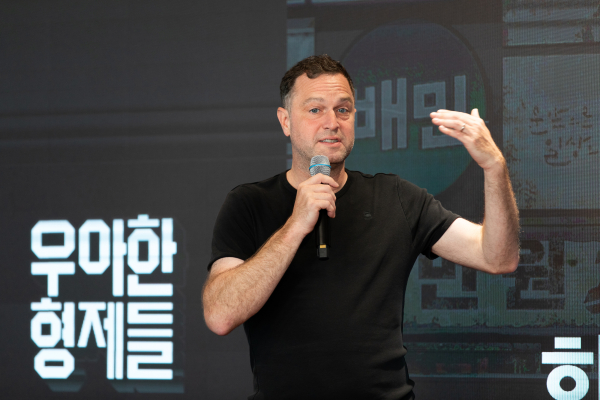 우아한형제들 피터얀 반데피트 대표가 10일 우아한형제들 본사에서 열린 전사발표에서 사내 구성원을 대상으로 개편안을 발표하고 있다.