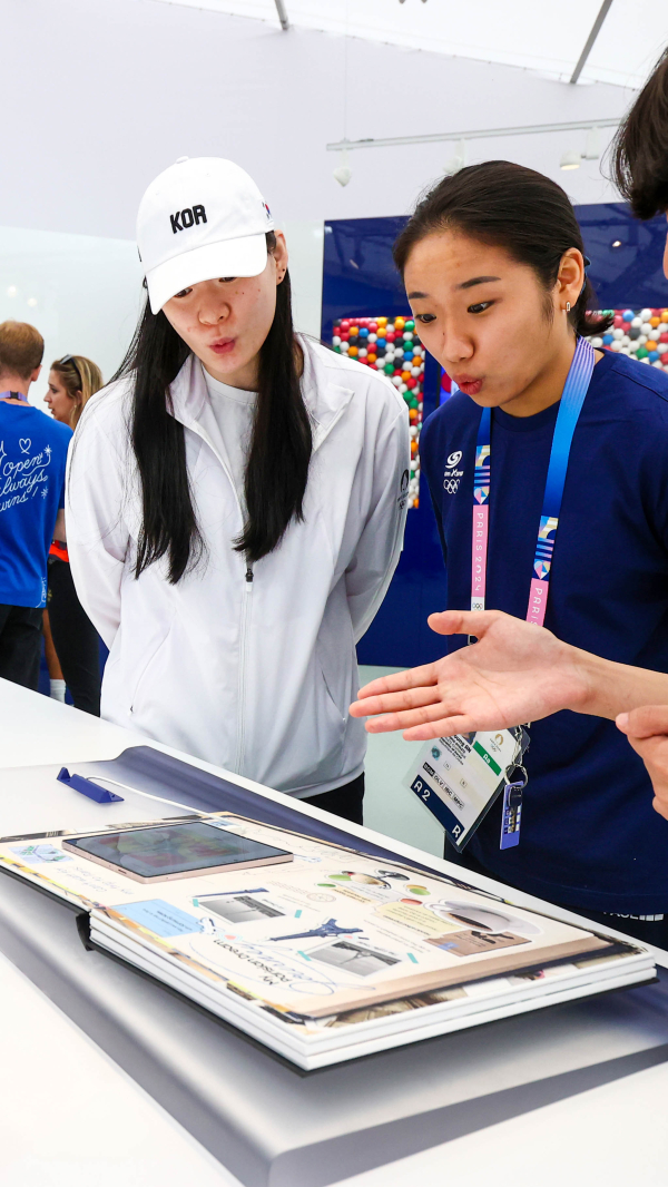 현지시간 7월 25일, 팀 삼성 갤럭시 멤버인 안세영(대한민국, 배드민턴) 선수가 2024 파리 올림픽·패럴림픽 선수촌 내 삼성 올림픽 체험관에서 갤럭시 AI의 다양한 기능을 체험하고 있다.