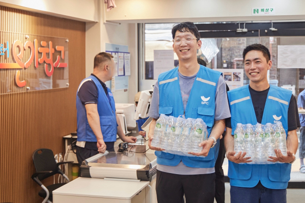 12일 서울 용산구 서울역쪽방상담소가 운영하는 나눔스토어 ‘온기창고’에서 SPC그룹 임직원들이 생수를 전달하고 물품 정리 봉사활동을 진행하고 있다.