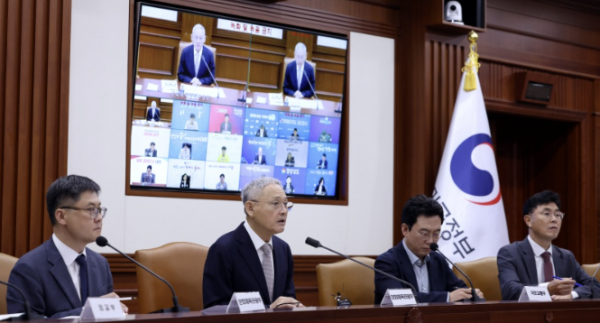 유인촌 문화체육관광부 장관이 25일 서울 종로구 정부서울청사 영상회의실에서 열린 국가관광전략회의 확대조정회의에 참석해 발언하고 있다.(제공=문체부)