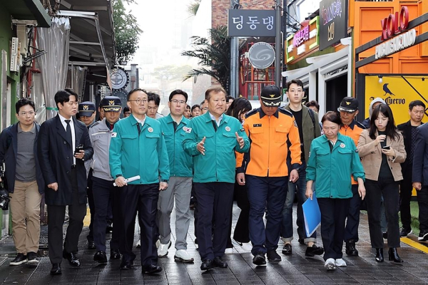 행안부가 핼러윈 대비 특별대책기간을 운영한다고 밝혔다.…사진은 이상민 행정안전부 장관이 지난 2023년 10월 28일 서울 용산구 이태원 일대에서 핼러윈 대비 인파관리대책 현장 안전 점검을 진행하는 모습(사진=행안부)